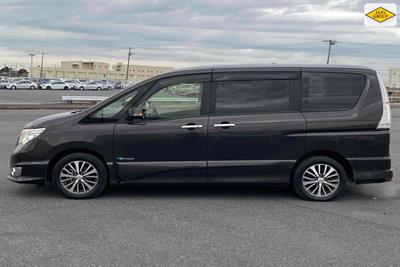 2015 Nissan Serena - Thumbnail