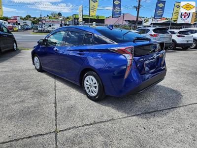 2016 Toyota Prius - Thumbnail