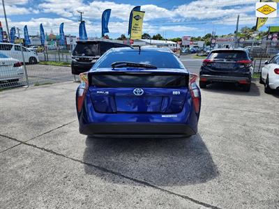 2016 Toyota Prius - Thumbnail