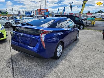 2016 Toyota Prius - Thumbnail