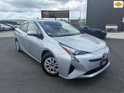 2016 Toyota Prius - Thumbnail