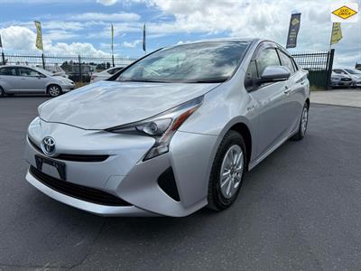 2016 Toyota Prius - Thumbnail