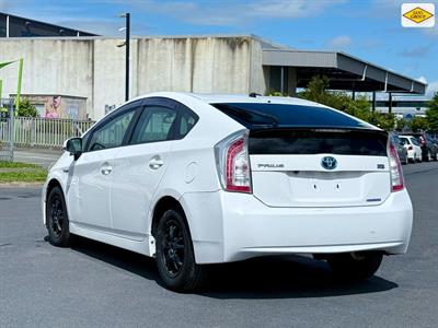 2014 Toyota Prius - Thumbnail