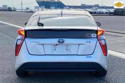 2018 Toyota Prius - Thumbnail