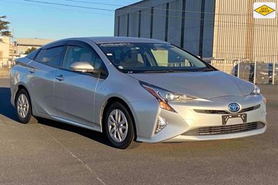 2016 Toyota Prius - Thumbnail