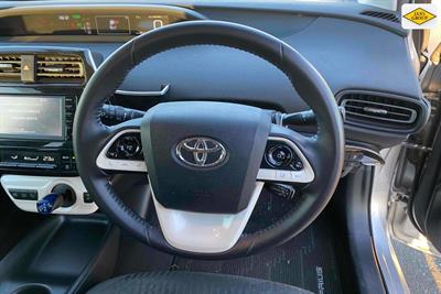 2016 Toyota Prius - Thumbnail