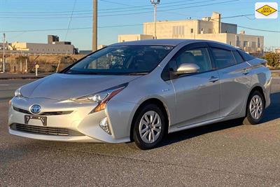 2016 Toyota Prius - Thumbnail