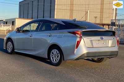 2016 Toyota Prius - Thumbnail