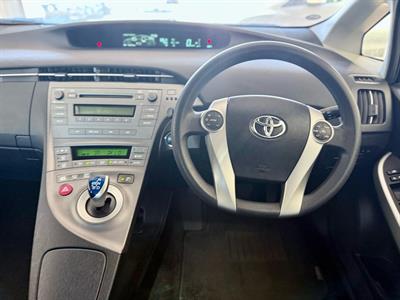 2015 Toyota Prius - Thumbnail