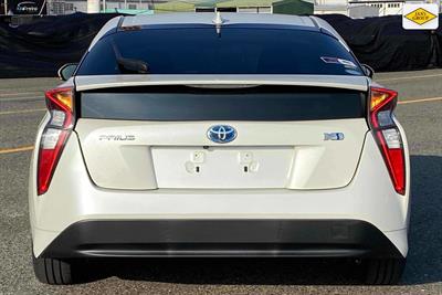 2017 Toyota Prius - Thumbnail