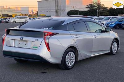 2017 Toyota Prius - Thumbnail