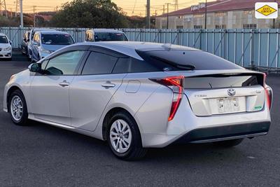 2017 Toyota Prius - Thumbnail