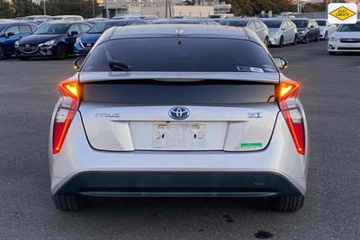 2017 Toyota Prius - Thumbnail