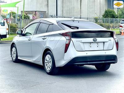 2017 Toyota Prius - Thumbnail