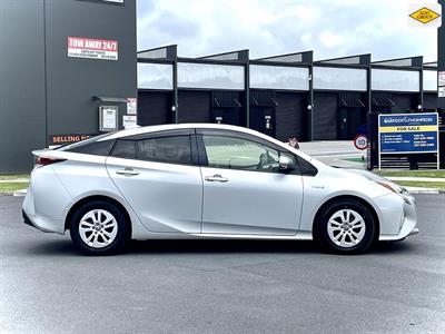 2017 Toyota Prius - Thumbnail