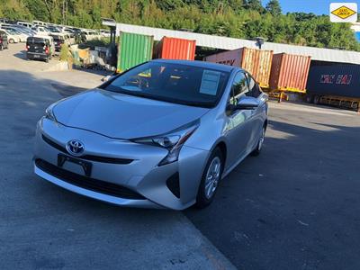 2016 Toyota Prius - Thumbnail