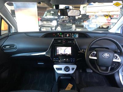 2016 Toyota Prius - Thumbnail