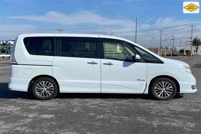 2015 Nissan Serena - Thumbnail