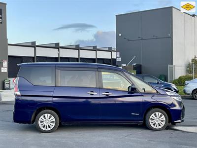 2017 Nissan Serena - Thumbnail