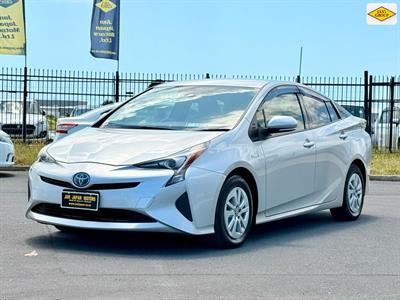 2016 Toyota Prius - Thumbnail