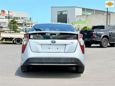 2016 Toyota Prius - Thumbnail